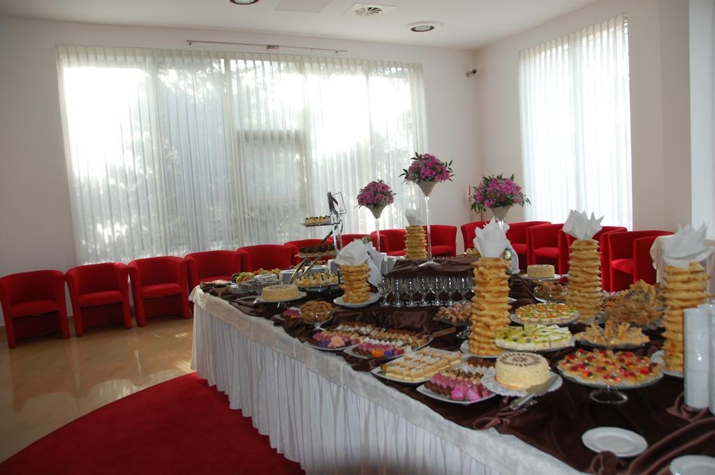 Hotel Unibus Bielsk Podlaski Buitenkant foto