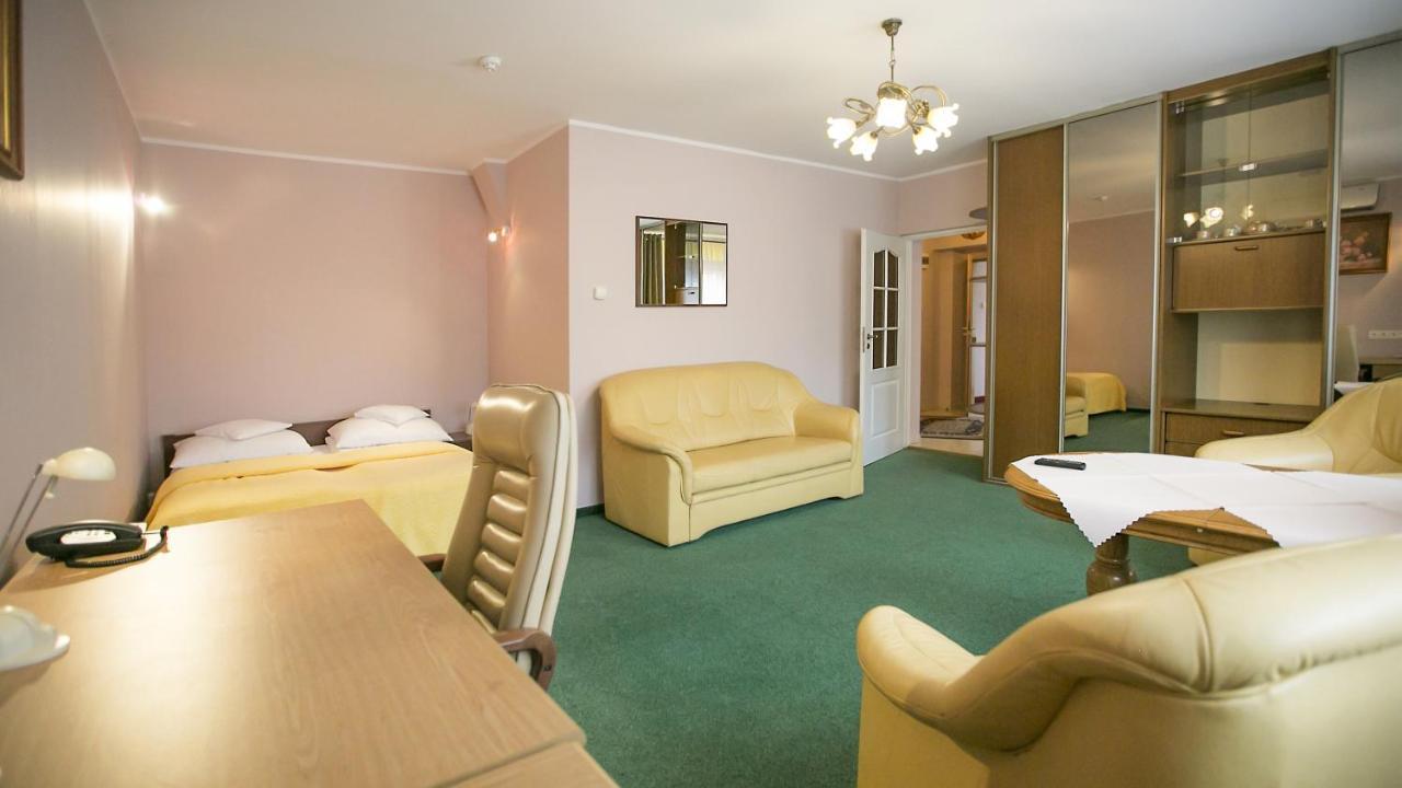 Hotel Unibus Bielsk Podlaski Buitenkant foto