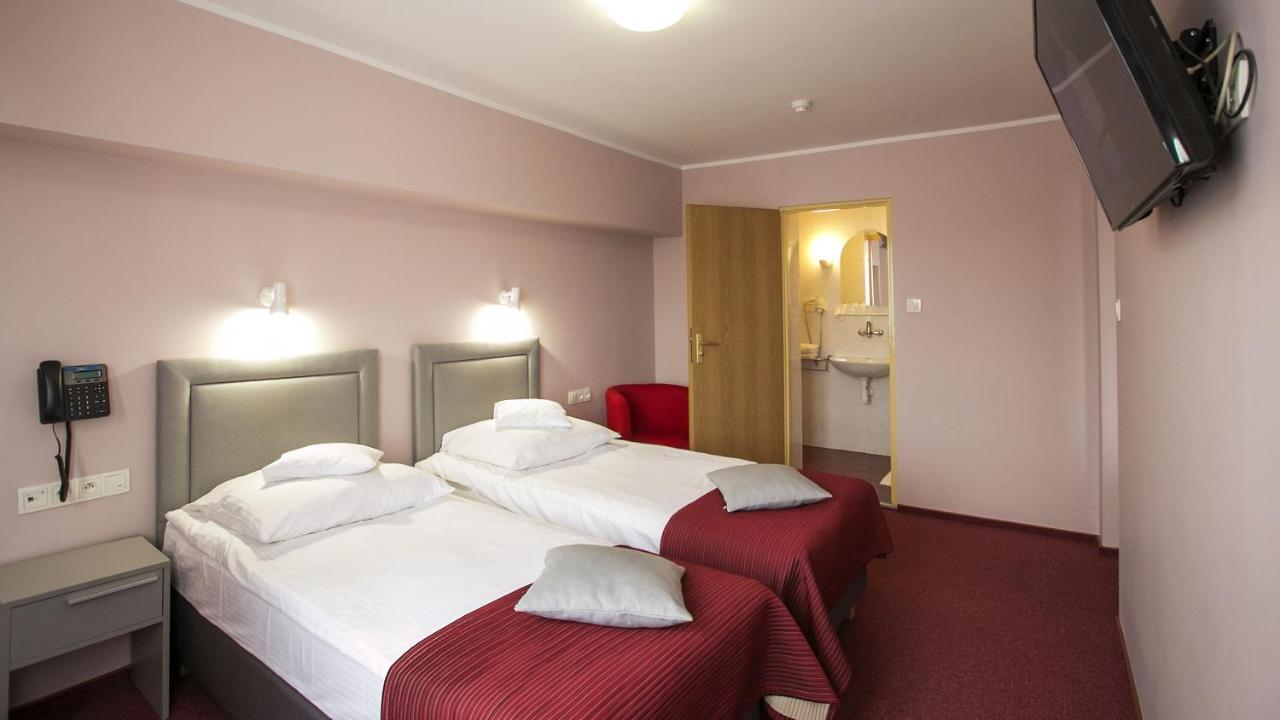 Hotel Unibus Bielsk Podlaski Buitenkant foto