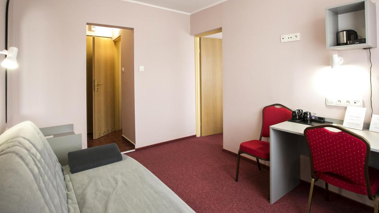 Hotel Unibus Bielsk Podlaski Buitenkant foto