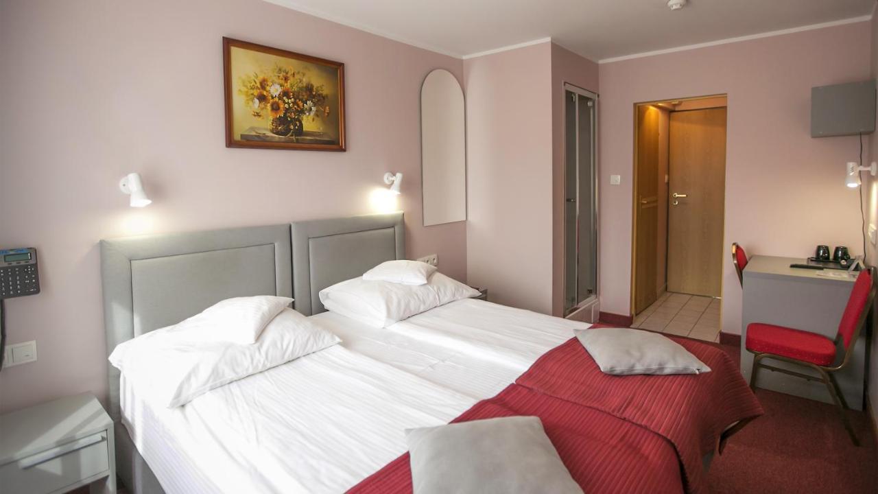 Hotel Unibus Bielsk Podlaski Buitenkant foto