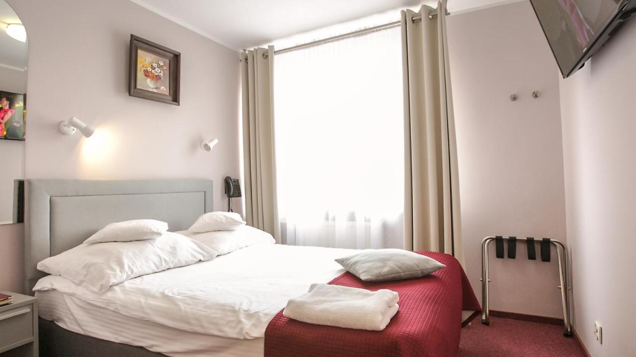 Hotel Unibus Bielsk Podlaski Buitenkant foto