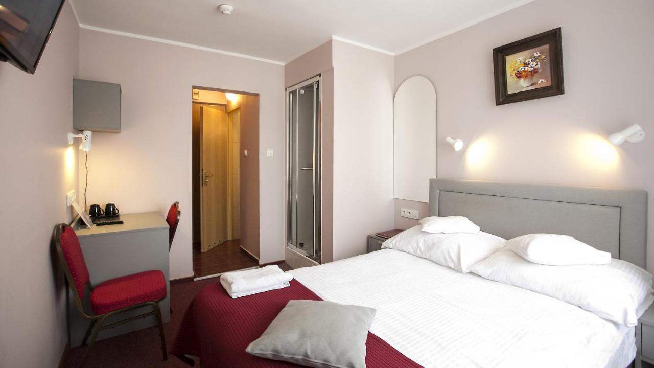 Hotel Unibus Bielsk Podlaski Buitenkant foto