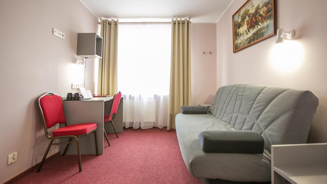 Hotel Unibus Bielsk Podlaski Buitenkant foto