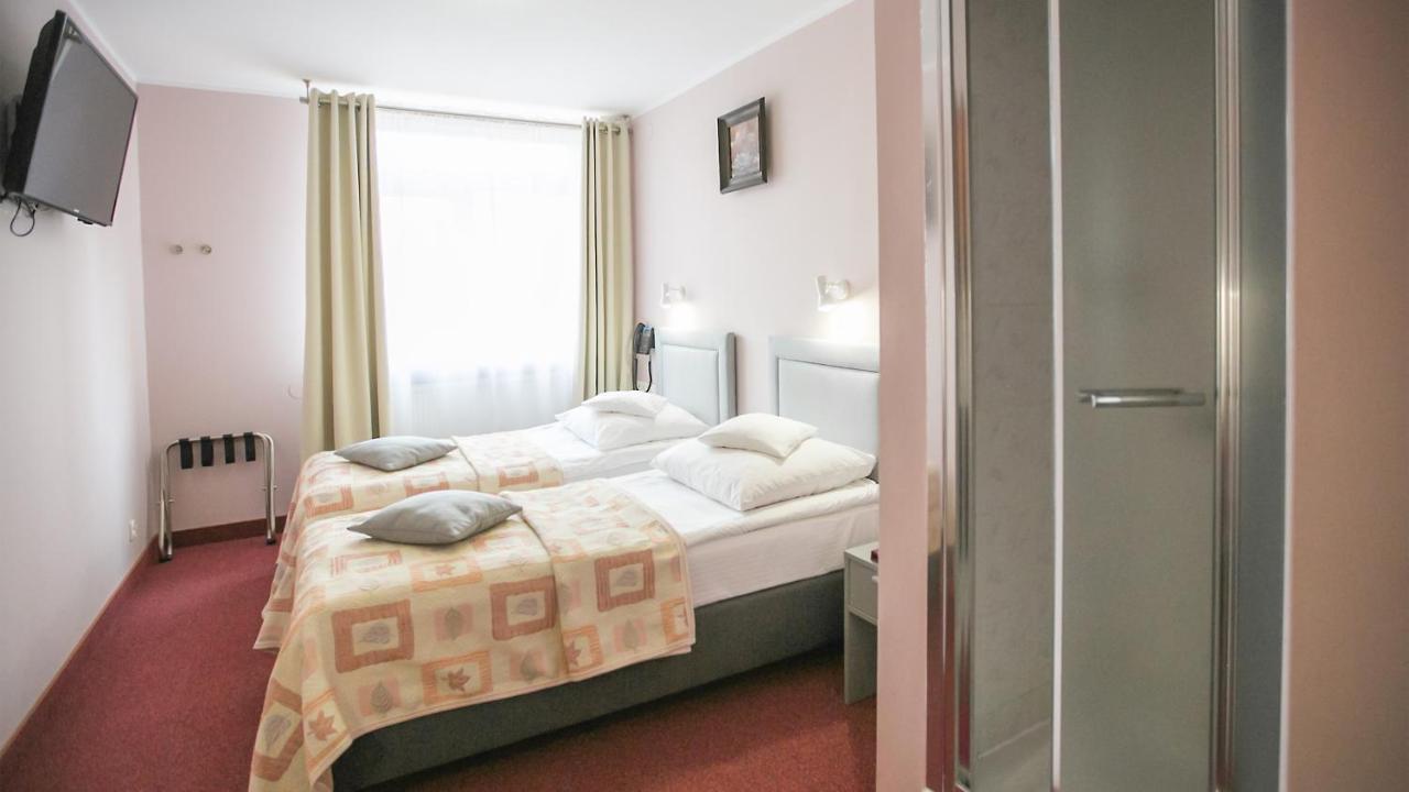 Hotel Unibus Bielsk Podlaski Buitenkant foto