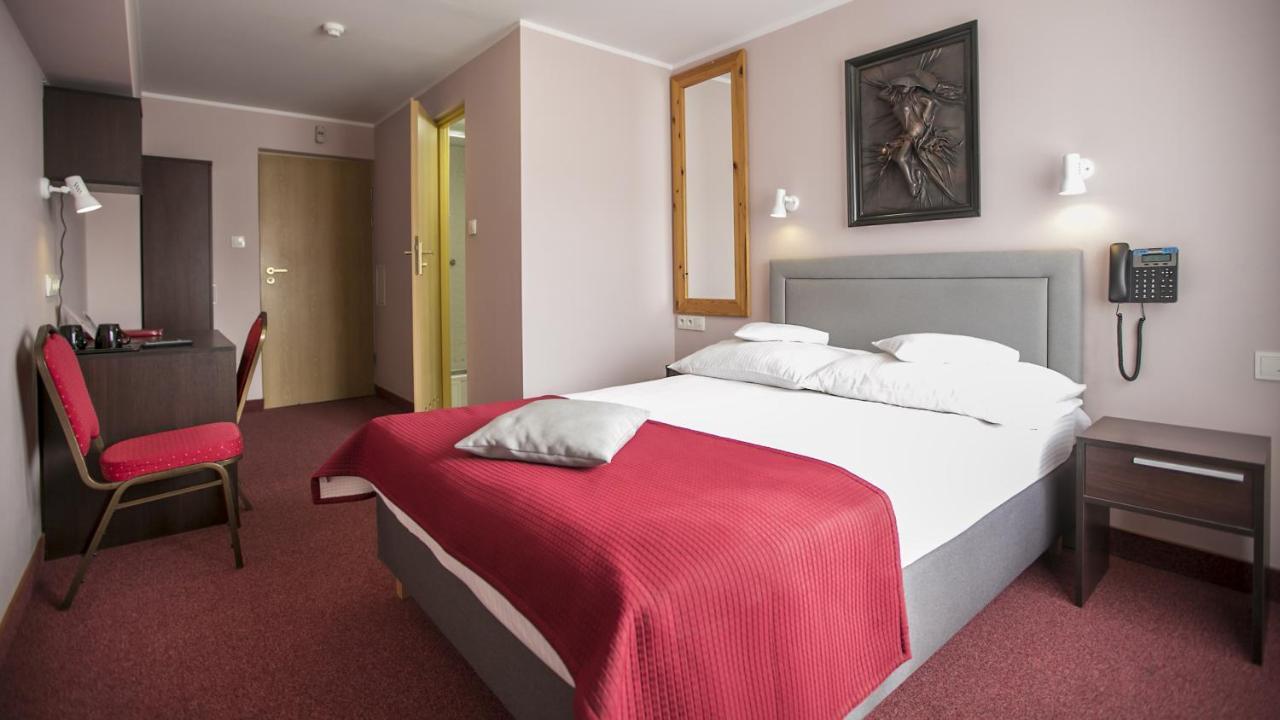 Hotel Unibus Bielsk Podlaski Buitenkant foto