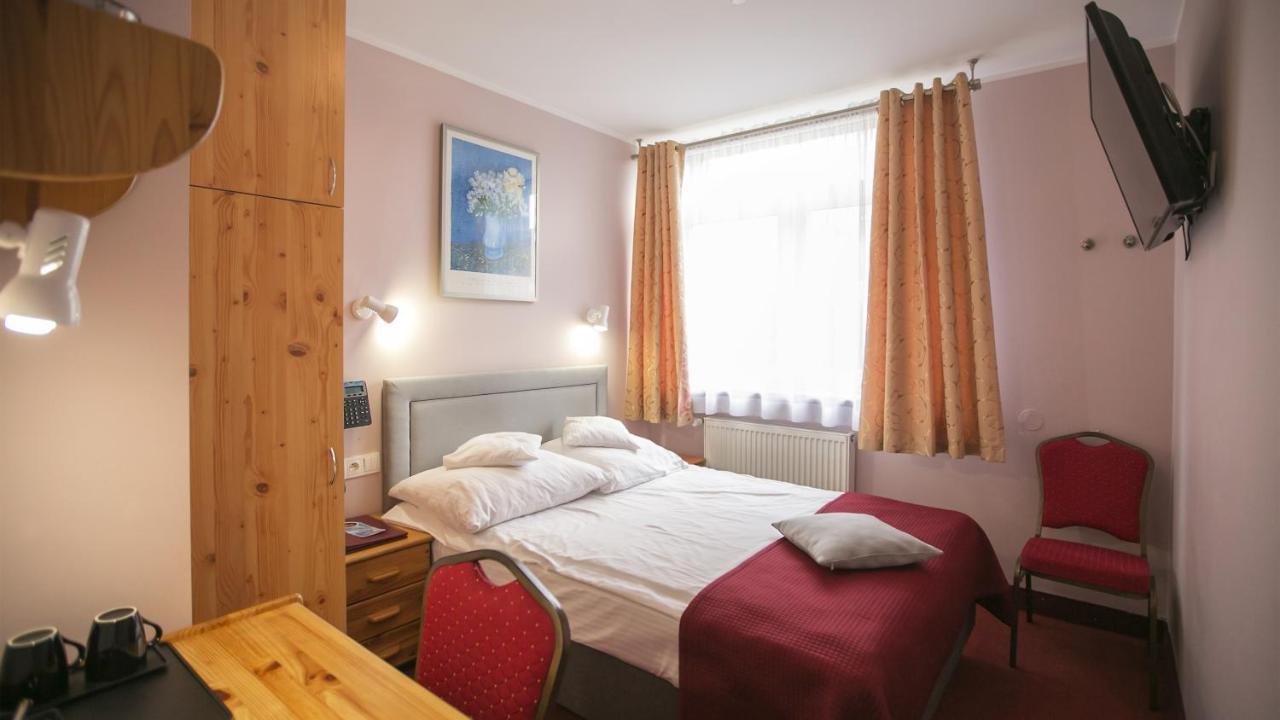 Hotel Unibus Bielsk Podlaski Buitenkant foto