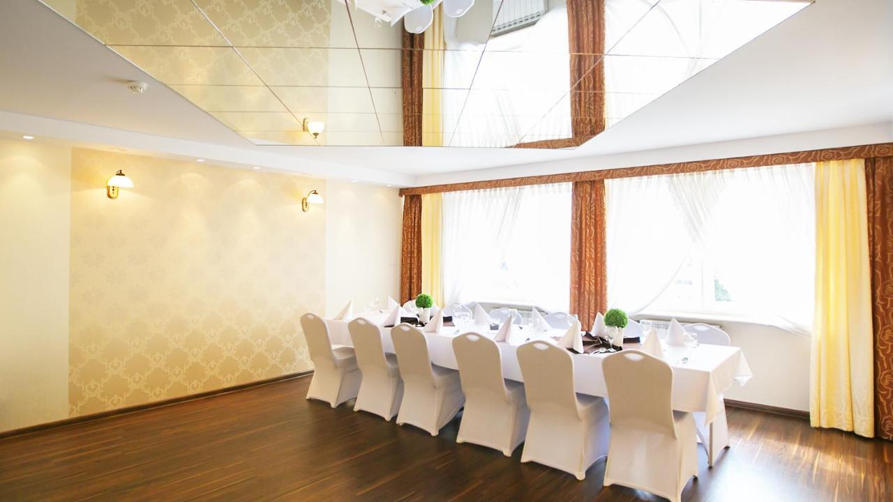 Hotel Unibus Bielsk Podlaski Buitenkant foto
