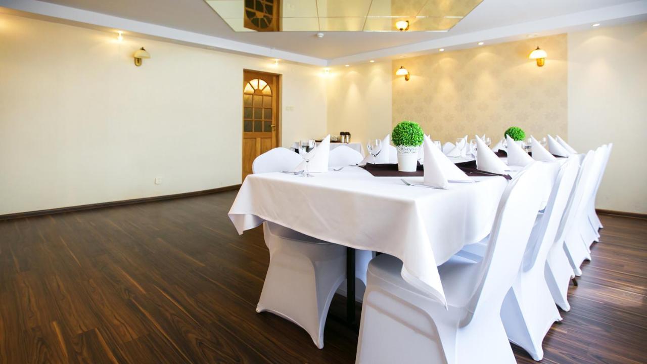 Hotel Unibus Bielsk Podlaski Buitenkant foto