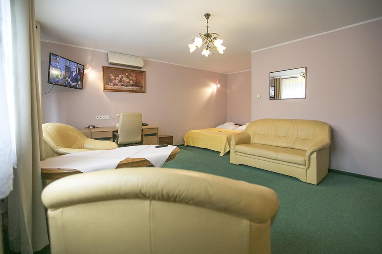 Hotel Unibus Bielsk Podlaski Buitenkant foto