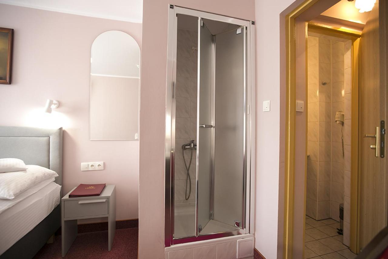 Hotel Unibus Bielsk Podlaski Buitenkant foto