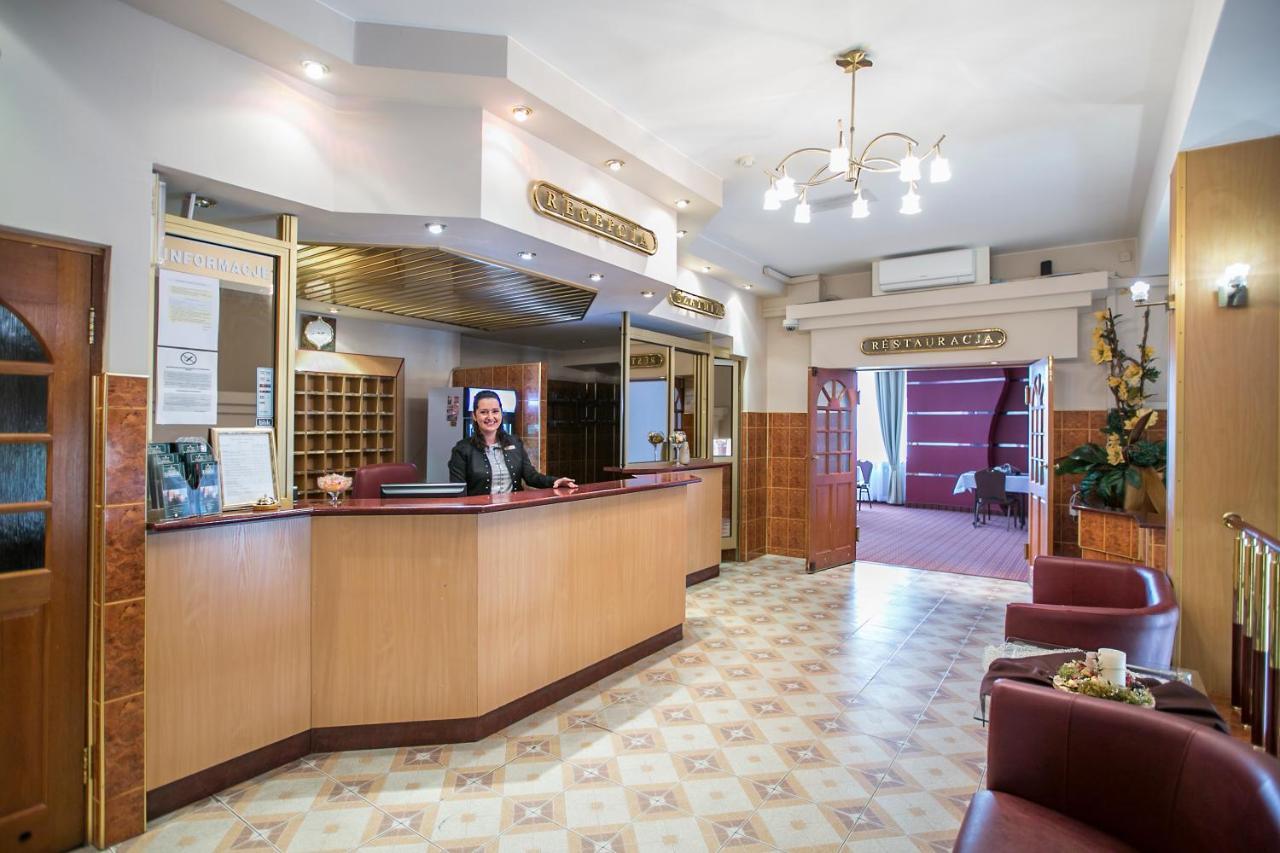 Hotel Unibus Bielsk Podlaski Buitenkant foto